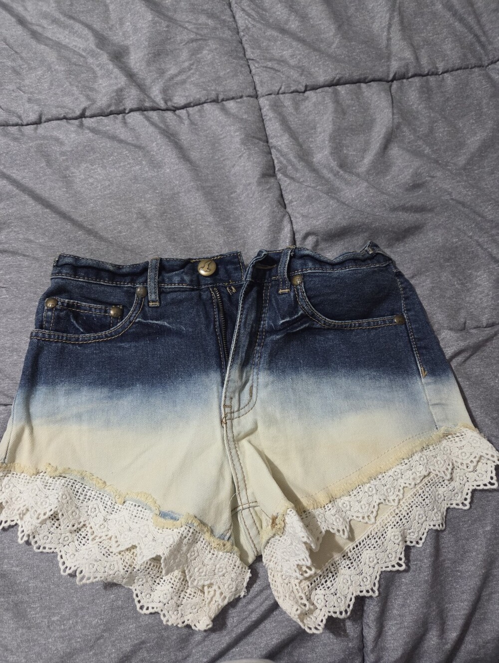 Free People Dip Dye Ombre Denim Crochet Lace Trim Shorts Size 25 Super Cute!